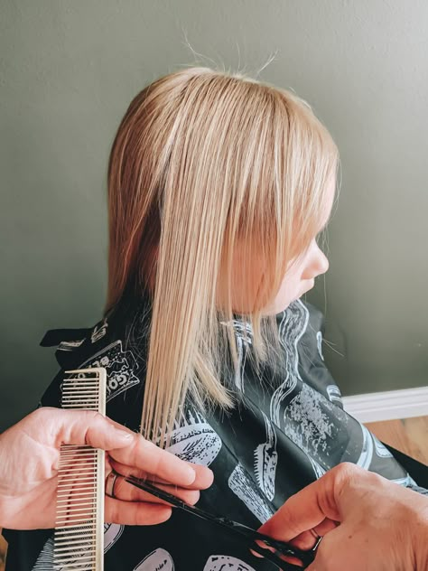 At Home Hair Trim, Diy Girls Haircut, Diy Hair Trim At Home, How To Trim Long Hair, How To Cut Girls Hair At Home, How To Cut Straight Hair At Home, How To Trim Long Hair At Home, How To Trim Your Own Hair, How To Trim Hair