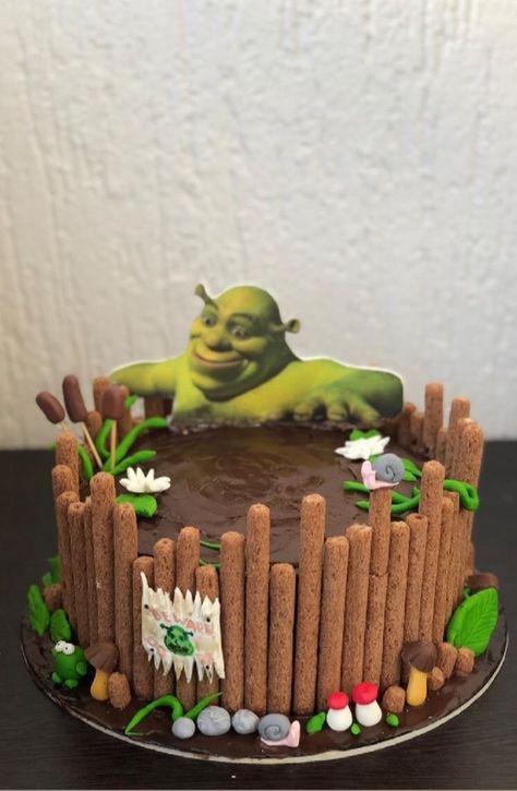 Shrek Inspired Party, Shrek And Fiona Birthday Party Ideas, Shrek Food Ideas Party, Shrek Bday Cake, Shrek Birthday Cake Ideas, Shrek Swamp Cake, Shrek Birthday Party Cake, Shrek Themed Desserts, Shriek Birthday Party Ideas