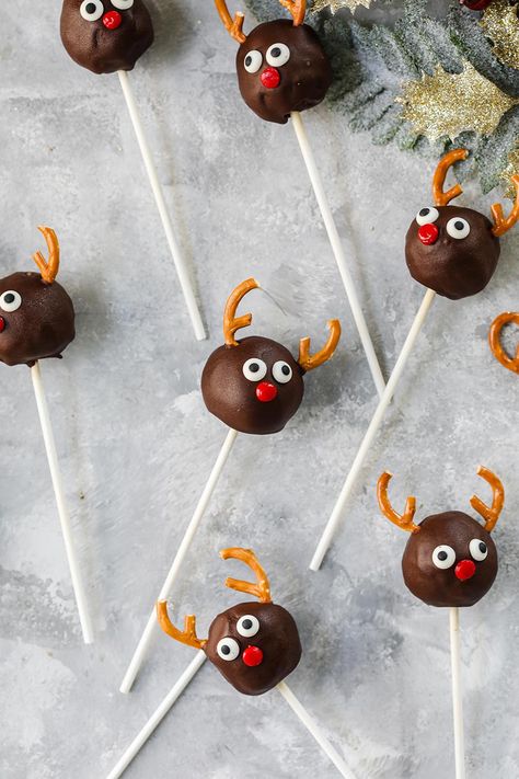 Vegan Cake Pop, Vegan Cake Pops Recipe, Vegan Cake Pops, Christmas Themed Desserts, Reindeer Cake, Dark Chocolate Frosting, Reindeer Cakes, Cake Pop Sticks, Healthy Food Motivation