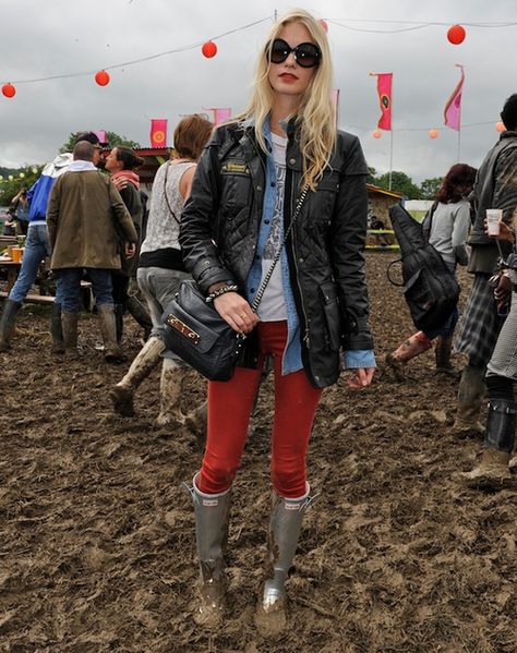 hunters, barbour and red denim Glastonbury Fashion, Poppy Delevigne, Barbour Style, Festival Mode, Hunter Wellies, Look Festival, Poppy Delevingne, Red Jeans, Festival Style