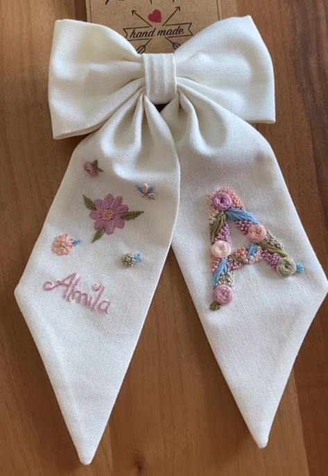 Embroidery Designs Hairband, Hair Bow Design, Hair Bows Diy Ribbon, White Hair Bow, Embroidered Hair Bows, Diy Hair Scrunchies, Diy Hair Accessories Ribbon, Bows Diy Ribbon, Diy Embroidery Designs