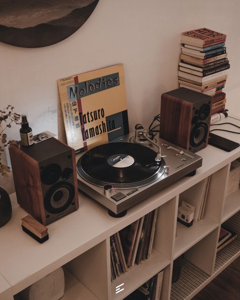 Books And Vinyl Aesthetic, Cozy Music Corner, Turntable Setup Aesthetic, Guitar Collection Room, Record Player Corner Ideas, Record Player Setup Aesthetic, Music Corner Bedroom, Music Corner Living Room, Guitar Living Room