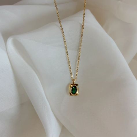 Gold Necklace With Green Stone, Modern Gold Necklace, Emerald Gold Necklace, Gold Necklace With Pendant, Gemstones Necklaces, Good Necklace, Best Necklace, Ancient Kings, Gold Gemstone Necklace