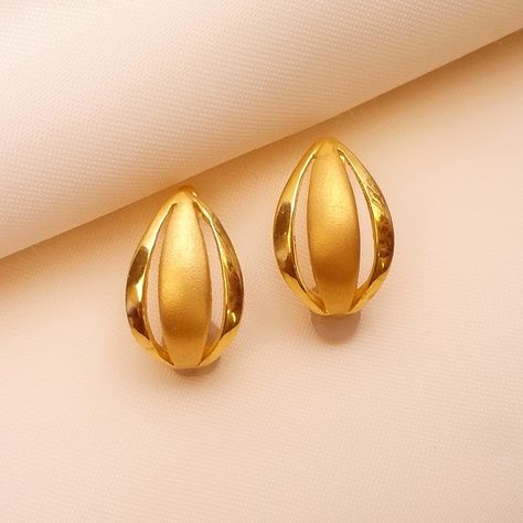 Women Gold Earrings Design, Simple Ear Rings Gold Daily Wear, Ear Rings For Women Daily Wear Gold, Gold Earrings Designs For Daily Use For Women, Gold Ornaments For Women, Daily Use Earings Design Gold, Ear Tops Gold Indian, Dailyware Earrings Gold, Gold Tops Earrings Indian