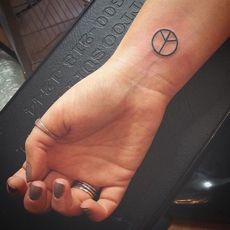 Pin for Later: 50 of the Most Popular Tattoo Designs For Chic Women Peace sign Peace Sign Tattoo, Peace Sign Tattoos, Peace Tattoos, Hippie Tattoo, Sign Tattoo, Summer Tattoo, Tattoo Signs, Wrist Tattoos For Women, Most Popular Tattoos