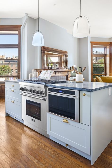 A kitchen island with a built-in stove and microwave in an open plan apartment makes cooking part of the entertainment. Ainsley and Simon’s setup allows them to put last-minute touches on dishes while enjoying the company of friends and family. Electric Stove Island Kitchen, Island With Stove And Microwave, Range In The Island Kitchen, Large Kitchen Island With Stove And Oven, Built In Stove Top Countertops, Kitchen Island With Range Cooker, Kitchen Island Oven Stove, Stove Center Island, Gas Stove In Island Open Concept