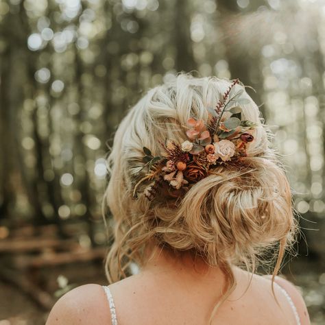 A beautiful bridal boho hair comb adorned with autumnal flowers and foliage. This unique hair piece is made using handmade paper flowers and a mix of artificial foliage for that perfect final touch to your big day. It comes with all the beauty of real flowers but will never wilt and so will be a forever keepsake. The comb easily slides into the hair and is the perfect finishing touch to any style. It is a larger comb so it makes an elegant statement piece.  This bespoke piece is perfect for eith Wedding Cottagecore, Wedding Flower Hair Pieces, Flower Hair Pins Wedding, Flower Wedding Hair, Bridesmaid Hair Comb, Floral Wedding Hair, Boho Bridal Hair, Floral Hair Comb, Flower Veil