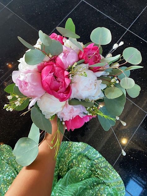 Pink Prom Bouquet, Bouquet Prom, Hot Pink Bouquet, Prom Flowers Bouquet, Homecoming Flowers, Flowers To Go, Hot Pink Prom Dress, Prom Bouquet, Diy Prom