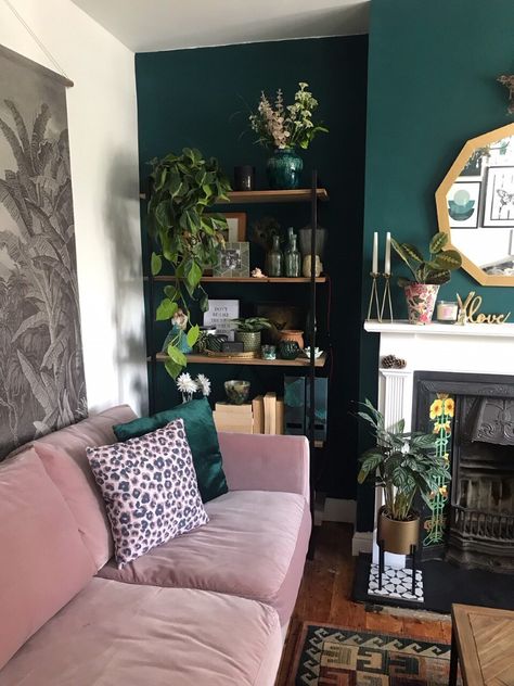 The colours green and pink are in abundance in my house Green Walls Living Room, Dark Green Living Room, Jade Design, Dark Living Rooms, Cosy Living, Living Room Goals, Cosy Living Room, Living Room Green, Lounge Decor