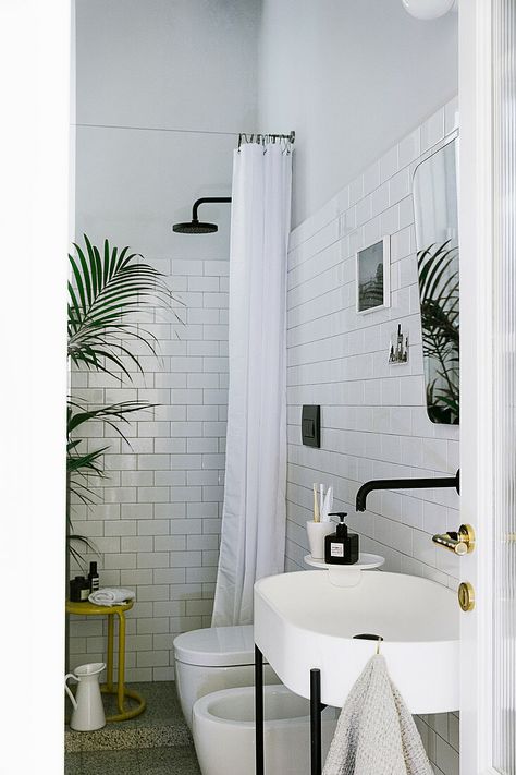 Small bathroom with high ceiling and open shower area High Ceiling Bathroom, City Bathrooms, Ceiling Bathroom, Open Showers, Bathroom Ensuite, Interior Design Images, Small Showers, Bathroom Ceiling, Small Bath