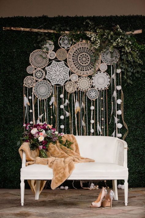 Edgy and Modern Wedding Inspo | The Perfect Palette Boho Wedding Decor Ideas, Moody Tablescape, Backdrop Boho, Boho Chic Party, Boho Wedding Backdrop, Moderne Have, Edgy Bridal, Boho Wedding Decor, Wedding Decor Ideas