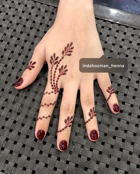 #henna #hennaart #hennadesign #bridesmaidhenna #hennafun #redhenna #malaydesign #simplehenna Red Henna Simple, Inai Design Simple, Motif Henna Tangan Simple, Inai Tangan Simple, Corak Inai Simple Cantik, Desain Henna Simple, Henna Design Simple Easy, Hena Simple, Henna Simpel