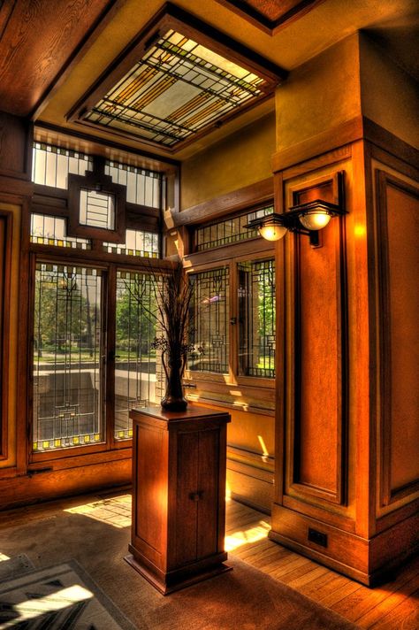 Frank Lloyd Wright Interior, Pedestal Display, Crafting Space, Frank Lloyd Wright Architecture, Frank Lloyd Wright Buildings, Frank Lloyd Wright Design, Frank Lloyd Wright Homes, Prairie House, Craftsman Interior