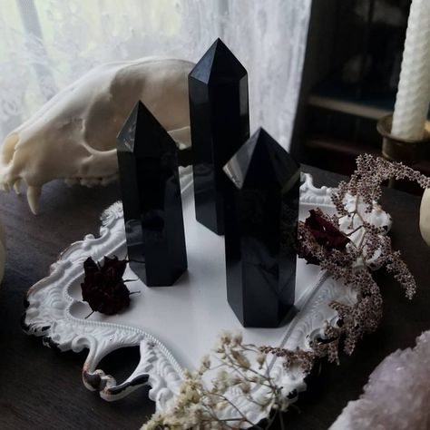 🌒 𝔔𝔲𝔢𝔢𝔫 𝔬𝔣 𝔍𝔞𝔠𝔨𝔞𝔩𝔰 🌘 on Instagram: “Good morning loves. Obsidian towers have just been restocked 🖤🌼 . . . . . . . #obsidian #tower #crystals #blackcrystal #darkcrystal #dark…” Obsidian Aesthetic, Shelf Altar, Crystal Room Decor, Crystal Room, Soul Stone, Witch Cottage, Crystal Towers, Obsidian Crystal, Eclectic Witch