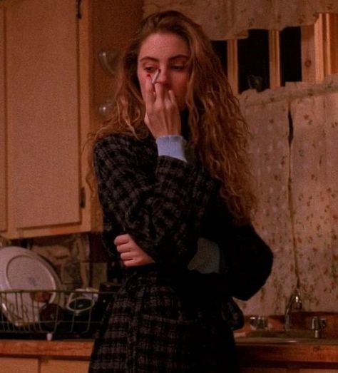 twin peaks shelly johnson Lynchian Aesthetic, Twin Peaks Fashion, Twin Peaks 1990, Aesthetic Covers, Moonless Night, Laura Palmer, Film Quotes, Twin Peaks, Big City