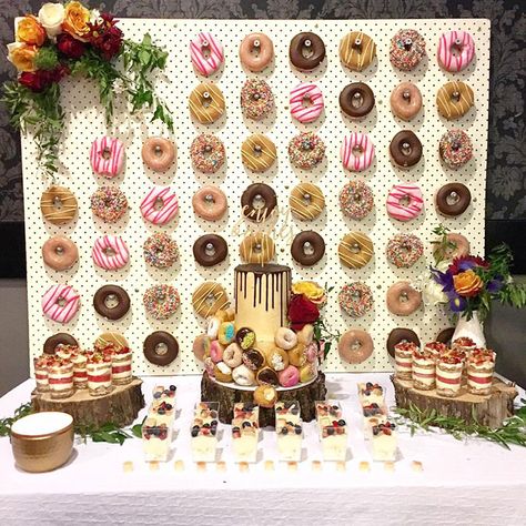 Donut Wall Diy, Diy Donut Wall, Donut Wall Wedding, Donut Walls, Diy Donut, Krispy Kreme Donuts, Diy Donuts, Wedding Donuts, Donut Decorations