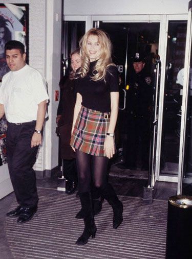 1995...Claudia Schiffer in plaid mini 90s Mini Skirt, 1990 Style, 90’s Outfits, Pattie Boyd, Mini Skirt Fashion, Jenifer Aniston, 90s Inspired Outfits, Bridget Jones, Sharon Tate