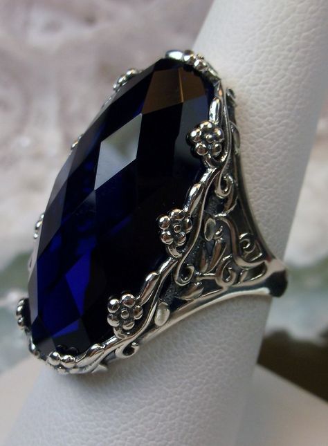 Sapphire Gem, Antique Style Rings, Floral Filigree, Blue Sapphire Ring, Flower Detail, Bling Rings, Blue Sapphire Rings, Blue Gemstones, Sapphire Blue