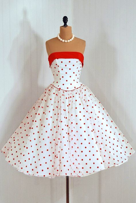 love the red of the straight neckline and the full skirt -- Vintage Fashion red, polka dot, off the shoulder dress Jodie Turner, Patron Vintage, Vestidos Retro, Rockabilly Style, Vestidos Vintage, 50s Dresses, 1950s Dress, Clueless, 50s Fashion