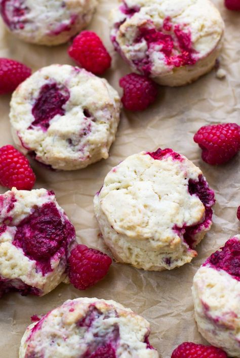 Sugar Spun Run, Raspberry Scones, Fruit Scones, Raspberry Recipes, Köstliche Desserts, Scone Recipe, Sweet Savory, Coffee Cake, Scones