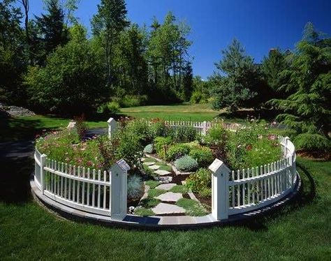 Fenced circle garden - bird house fence posts Small Memorial Garden Ideas, Circular Garden, Pet Memorial Garden, Garden Area, White Picket Fence, The Secret Garden, Memorial Garden, Picket Fence, Garden Structures