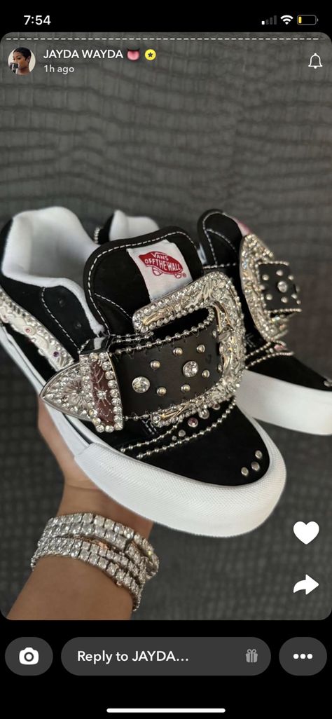 Pretty Sneakers, Jayda Wayda, Custom Shoes Diy, Mode Tips, Trendy Shoes Sneakers, Pretty Shoes Sneakers, Shoes Outfit Fashion, Fashion Y2k, Fresh Shoes