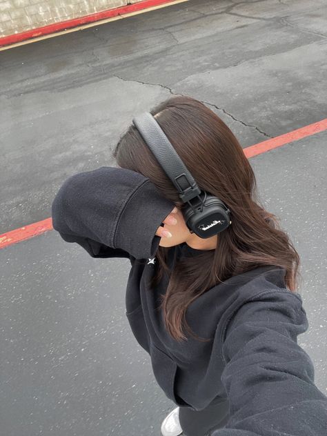 Girl With Headphones, Face Aesthetic, Self Portrait Poses, Best Poses For Pictures, Instagram Photo Ideas Posts, Best Photo Poses, Selfie Ideas Instagram, Face Photo, Foto Ideas Instagram