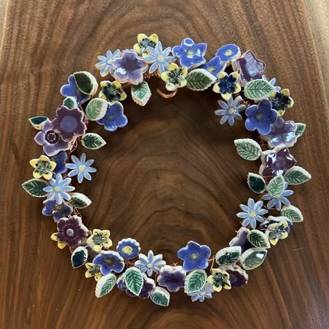 Pottery Wreath, Clay Wreath, Ceramic Wreath, Pottery Christmas Ornaments Wreath, Christmas Ceramics Wreath, Ceramic Flower Necklace, Handmade Ceramic Flowers On Plates, Easy Clay Sculptures, Miniature Pottery