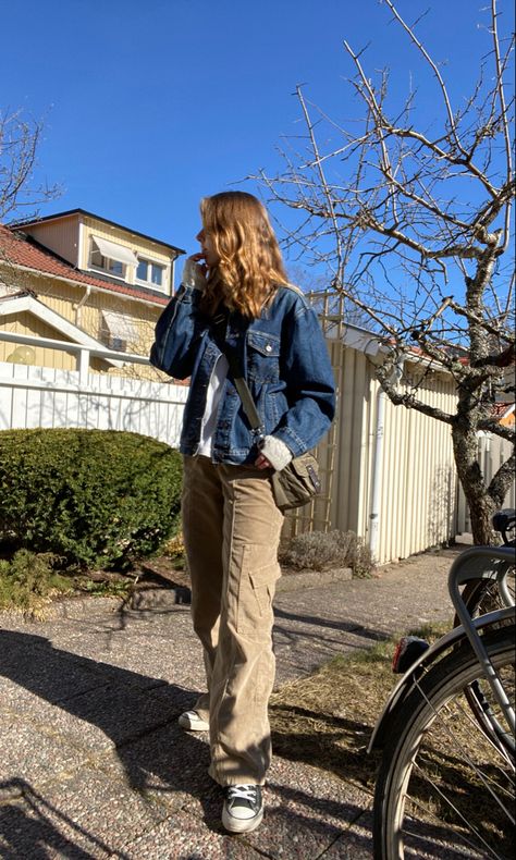 Cargo And Denim Jacket, Docs With Jeans Outfit, Corduroy Cargos Outfit, How To Style Denim Jacket Aesthetic, Courdory Cargo Pants Outfits, Jean Jacket With Cargo Pants, Denim Jacket And Cargo Pants Outfit, Jean Jacket And Cargo Pants, Khaki Courderoy Pants Outfits