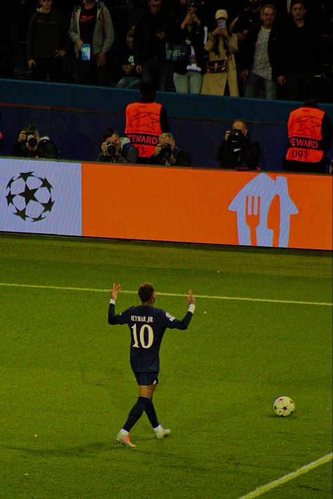 Neymar ask to the public to aplaudise him for the corner during the champions league match between PSG and Maccabi haïfa. Neymar has the number 10 and puma football shoes. Psg Neymar Wallpaper, Football Neymar Wallpaper, Neymar Pics, Neymar Jr Psg, Football Pics, Messi Champions League, Champions League 2015, Cristiano Ronaldo And Messi, Neymar Pic