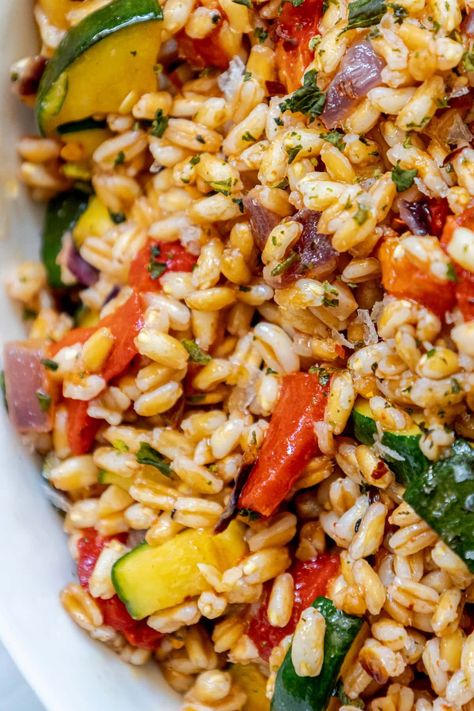 Red Pepper Zucchini Farro Salad - side dishes #sidedishes Farro Recipes, Easy Mediterranean Diet Recipes, Farro Salad, Vegan Side Dishes, Vegan Salad, Mediterranean Diet Recipes, Meatless Meals, Veggie Dishes, Vegetable Side Dishes