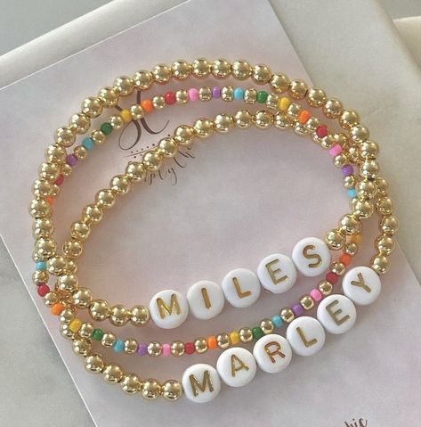 Spring Beaded Bracelets, Beaded Bracelets With Words, Small Bead Bracelet, Colorful Bead Bracelets, Homemade Bracelets, Pretty Jewelry Necklaces, Friendship Bracelets With Beads, Bracelet Craft Diy, Bead Charms Diy