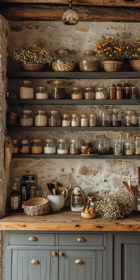 Homestead Farmhouse Kitchen, Rustic Country Kitchens Farmhouse Style, Vintage Farmhouse Decor Ideas, Farm Style Kitchen Cabinets, Country Cottage Kitchen Ideas, Country Farmhouse Kitchen Cabinets, Rustic Cottage Kitchens, Rustic Farmhouse Kitchen Ideas, Rustic Homestead