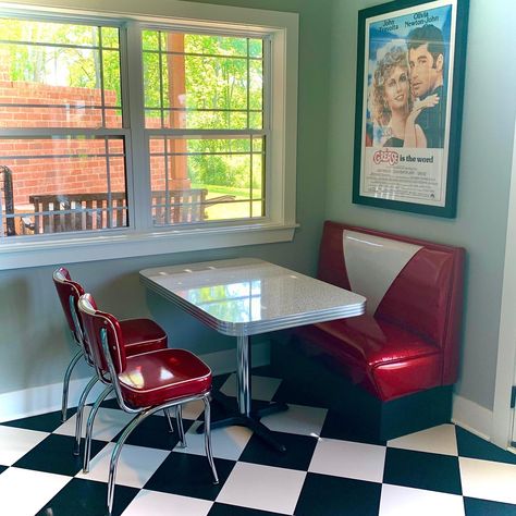 American Diner Kitchen, Kitchen Diner Decor, Diner Chairs, 50s Interior, Retro Kitchen Tables, Diner Booth, Diner Aesthetic, Booth Table, Retro Dining Rooms