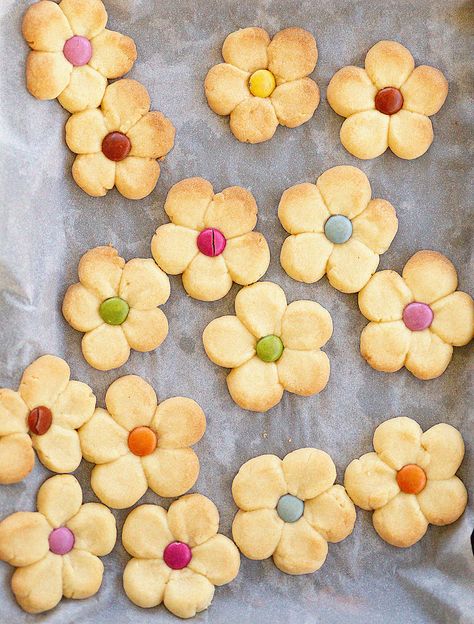 Daisy Cookies Recipe | Kids Eat by Shanai Daisy Food Ideas, Bussines Packaging, Minnie Mouse Food, Daisy Cookies, Flower Biscuits, Mnm Cookies, Theme Snack, Cookie Recipes For Kids, Flower Desserts