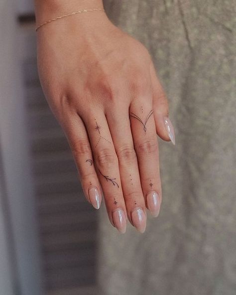 Inside Finger Tattoos, Girl Finger Tattoos, Simple Hand Tattoos, Circular Tattoo, Thumb Tattoos, Tattoos Instagram, Small Girly Tattoos, Small Finger Tattoos, Finger Tattoo For Women