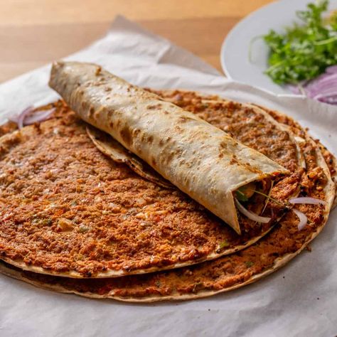 Discover the secret to how to make delicious street food Lahmacun in your own kitchen with this simple guide! Lahmajun Armenian, Lebanese Pastries, Ground Lamb Recipes, Crispy Flatbread, East Recipes, Fakeaway Recipes, Meat Meals, Arabic Recipes, Pitta Bread