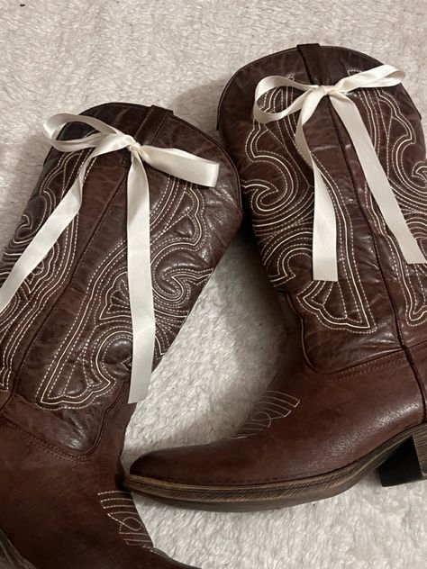 Brown Cowgirl Aesthetic, Cowboy Boots Aesthetic, Cowgirl Shoes, Mode Indie, Cute Cowgirl Boots, Chestnut Springs, Cowboy Romance, Looks Country, Cowgirl Aesthetic