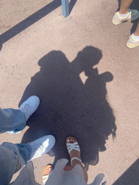 Alana And Cal, Disneyland Couples Pictures, Disney Couple Outfits, Disneyland Couple, Disney Poses, Disney Picture Ideas, Couple Inspo, Lauren Asher, Disneyland Photos