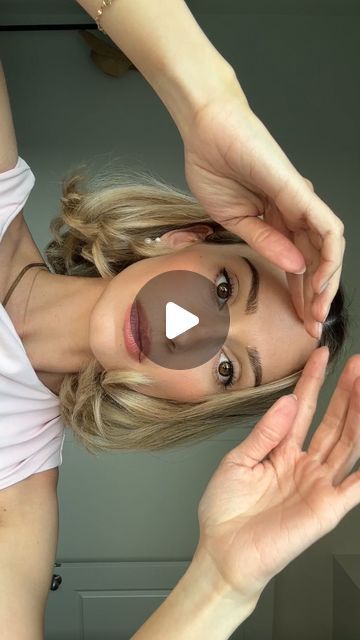 Cassia Baert on Instagram: "Styling a 90s bob - an oldie but goodie  #hairtutorial #shorthairstyle #90sbob #hairstyle" Layered Bob 90s, 90s Bob With Curtain Bangs, Bob 90s Hair, 90’s Bob Haircut, Layered Bob Fine Hair, 90s Bob Haircut Shoulder Length, 90’s Bob, Styling A Bob, 90s Layered Bob