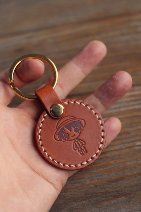 Birthday Crafts For Boyfriend, Leather Keychain Ideas, Crafts For Boyfriend, Crafts For Women, Chain Crafts, Key Chain Leather, Leather Handbag Patterns, Gift Ideas Personalized, Leather Key Ring