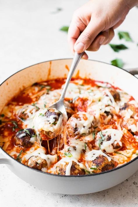 Cheesy Turkey Meatballs covered in sauce and cheese, made all in one skillet, serve this with a green salad and a little bread on the side for dipping! #meatballs #skillet #skinnytaste Meatball Skillet, Cheesy Turkey, Macro Diet, Turkey Meatball, Skinnytaste Recipes, One Skillet, Turkey Meat, Eat Seasonal, Turkey Meatballs