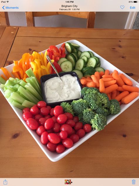 Best Party Drinks, Veggie Tray Ideas, Drinks Display, Veggie Fajitas, Fest Mad, Drinks Ideas, Decorações Com Comidas, Vegetable Platter, Snack Platter