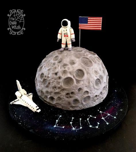 First Man On The Moon Birthday cake - Moon Shaper and a Spaceman and Space shuttle Fondant Figurines Moon Birthday Cake, Solar System Cake, Ideas For Birthday Cake, Birthday Cake Kids Boys, Ideas Bautizo, Rocket Cake, Planet Cake, Moon Birthday, Galaxy Party