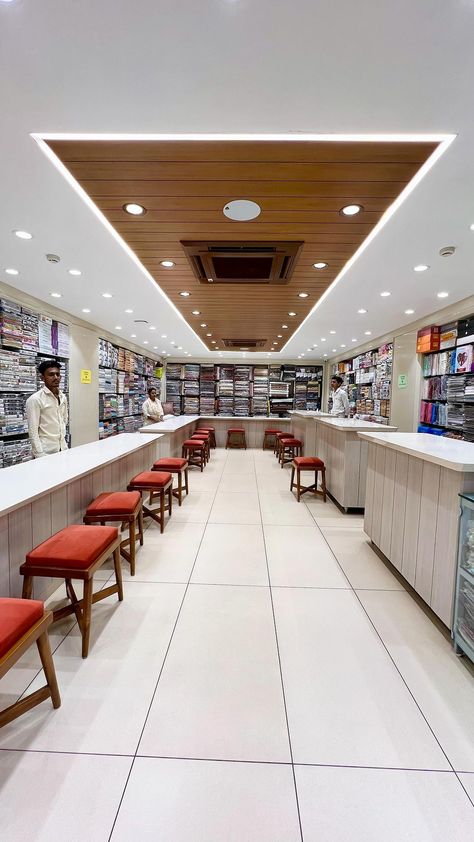 https://www.instagram.com/reel/CegpQgkLqyf/?igshid=MDJmNzVkMjY= Ceiling Design For Clothing Store, Clothing Store Counter Design, Cloth Shop Interior Design, Store Counter Design, Interior Showroom, Latest False Ceiling Designs, Stores Design, Nav Durga, Shop Counter Design