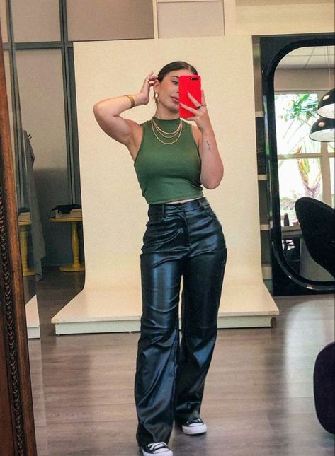 Wide Leg Engomado Outfit, Wide Leg Couro, Wide Leg Engomado, Outfit Con Verde, Leather Wide Leg Pants Outfit, Outfits Con Verde, Outfits Verdes, Wide Leg Verde, Trends Fall 2023