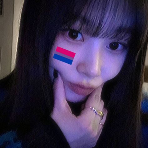 #aespa #giselle #bisexual #kpop Girl Bi, 2000s Hairstyles, Bi Flag, Bisexual Flag, Aespa Giselle, Flag Icon, Picture Icon, Chaeyoung Twice, Cute Memes