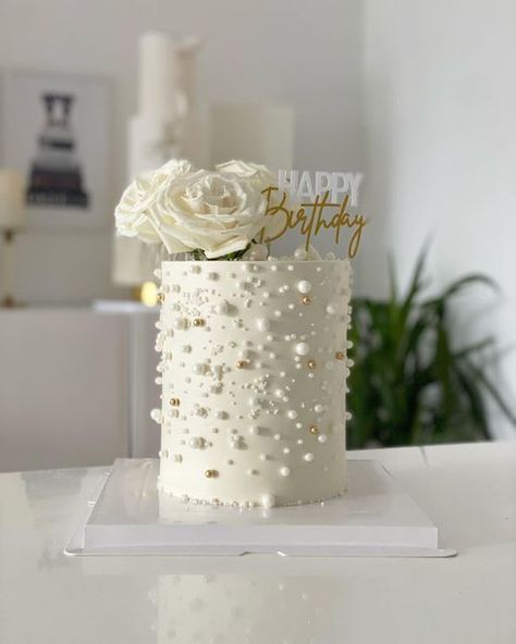 Birthday Cake Crystal, White Gold Birthday Cake Elegant, 6 In Birthday Cake Ideas, Pearl Decorated Cake, Wedding Birthday Cake, Pretty White Cakes, Cake Pearls Decoration, Gold White Cake Birthday, Pearl Cake Designs Birthday