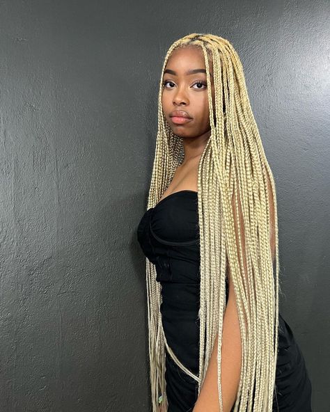 Blonde Braids With Blonde Roots, Blond Knotless Braids With Curly Ends, Long Blonde Box Braids Black Women, Blonde Braids With Curls At The End, Light Blonde Box Braids, Platinum Braids On Black Women, Color 613 Knotless Braids, Long Blonde Braids For Black Women, Bleach Blonde Braids