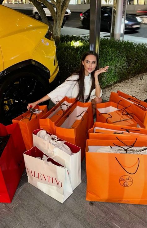 Shopping Rich Aesthetic, Designer Shopping Aesthetic, Rich Girl Shopping, Luxury Shopping Aesthetic, Shopping Aesthetic Luxury, Dream Life Aesthetic Rich, Life Style Aesthetic, Boujee Lifestyle, Luxury Life Aesthetic